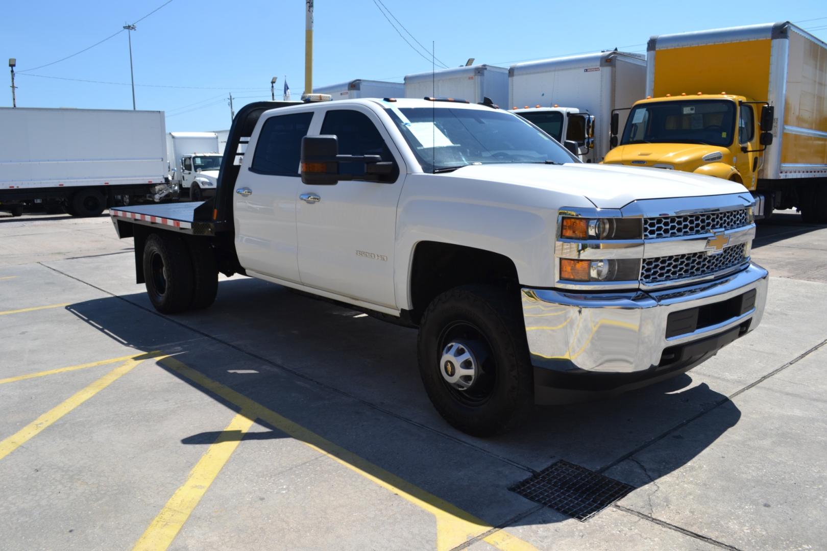2019 WHITE /BLACK CHEVROLET 3500 with an VORTEC 6.0L V8 engine, AUTOMATIC transmission, located at 9172 North Fwy, Houston, TX, 77037, (713) 910-6868, 29.887470, -95.411903 - Photo#2